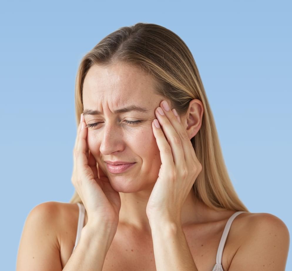 Грустная девушка держится за голову